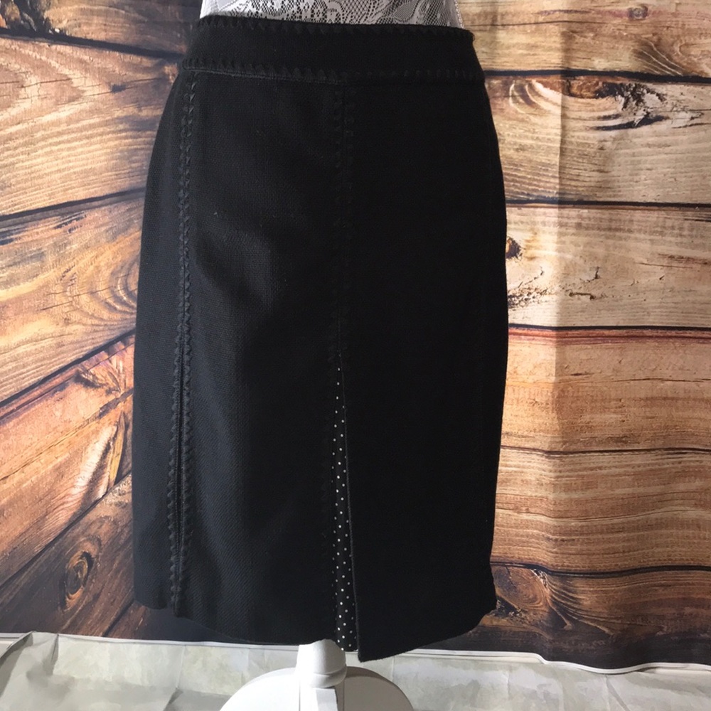 Ann Taylor skirt.. size 8.  Woven fabric